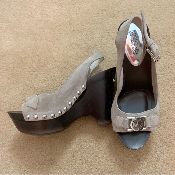Michael Kors Signature Tan Suede and silver accent 6.5 Wedge heels - Picture 2 of 16